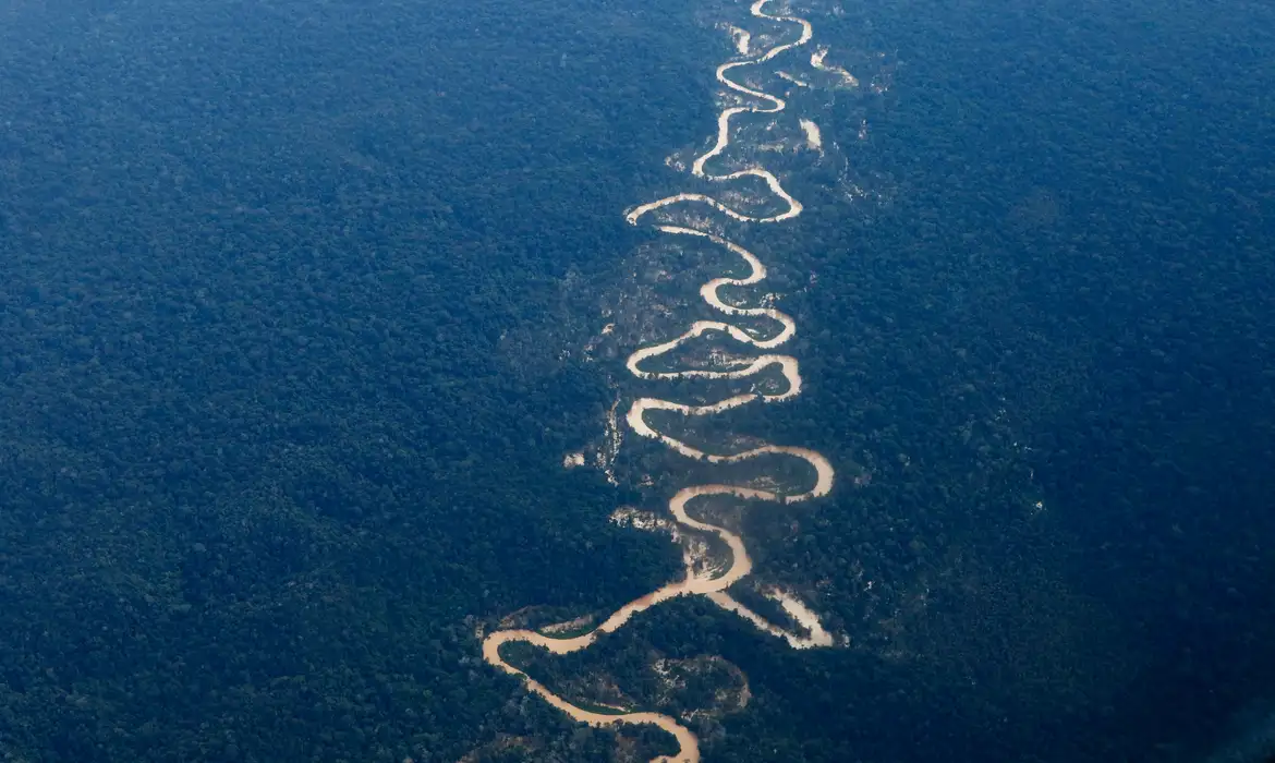 Alto Alegre (RR), 10/02/2023 - Áreas de garimpo ilegal na Terra Indígena Yanomami vistas em sobrevoo ao longo do rio Mucajaí. Foto: Fernando Frazão/Agência Brasil