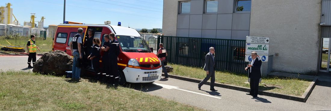 Homem com bandeira islamita deixa um morto e dois feridos em usina na França