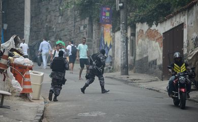 Rio de Janeiro - Operação policial após ataques às bases das Unidades de Polícia Pacificadora (UPP) nas comunidades do Cantagalo e Pavão-Pavãozinho, em Copacabana. (Fernando Frazão/Agência Brasil)