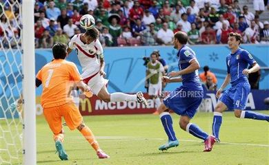A seleção da Costa Rica venceu a Itália por 1 a 0 (Petr David Josek/AP/Direitos Reservados)