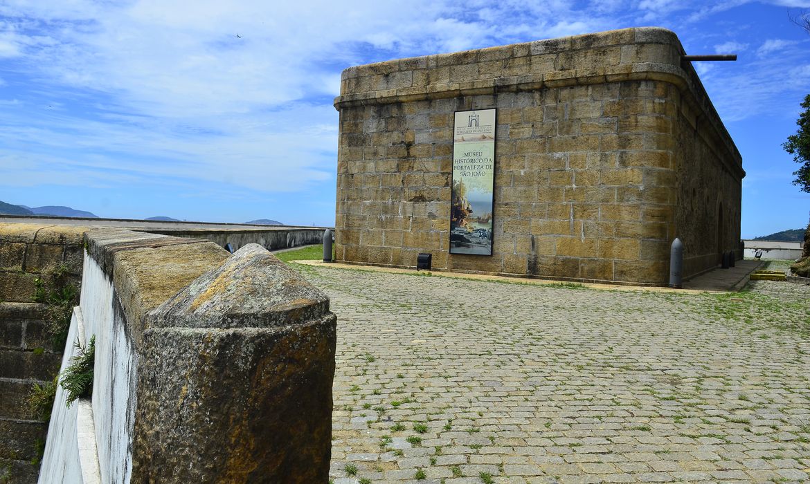 O Forte São José, uma obra toda feita em pedra talhada, é parte integrante do sítio histórico da Fortaleza de São João, na entrada da Baía da Guanabara, no Rio de Janeiro(Tânia Rêgo/Agência Brasil) 
