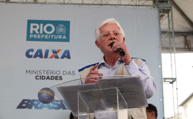 Jacarepaguá (RJ) - O ministro-chefe da Secretaria-Geral da PR, Moreira Franco, faz a entrega de 800 moradias do programa Minha Casa, Minha Vida em Jacarepaguá, no Rio de Janeiro (Beth Santos/Secretaria Geral da PR)