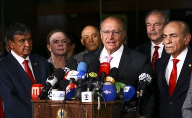 O vice-presidente eleito, Geraldo Alckmin, durante entrevista coletiva após reunião com o relator-geral do Orçamento 2023, senador Marcelo Castro, e equipe de transição.