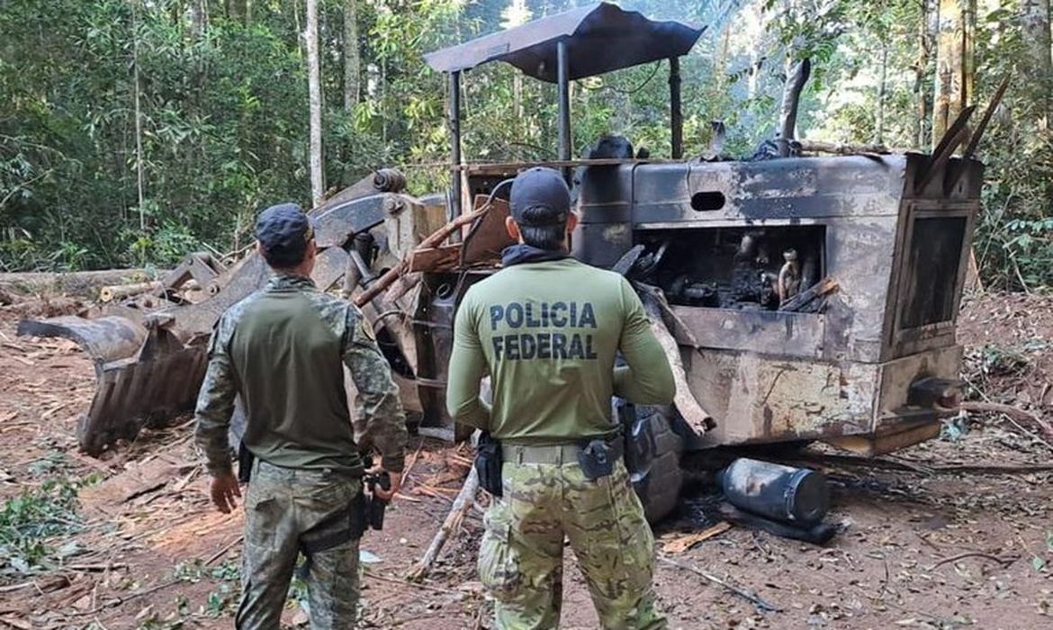 Polícia Federal apreende veículos de garimpeiros ilegais em TI em Roraima