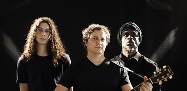 Frejat apresenta a turnê Frejat Trio, com os músicos Maurício Almeida e Rafael Frejat