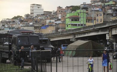 Rio de Janeiro - Tropas da Polícia Militar patrulham vias do complexo de favelas da Maré, que será ocupada pelo Exército no processo de implantação de uma Unidade de Polícia Pacificadora (Fernando Frazão/Agência Brasil)