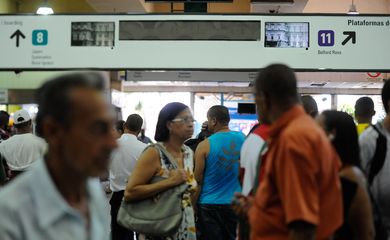 Rio de Janeiro - Passageiros na Central do Brasil. Um trem descarrilou às 5h15 de hoje (22), e bloqueou o acesso dos principais ramais à Estação Central do Brasil. (Foto Tânia Rêgo/Agência Brasil)