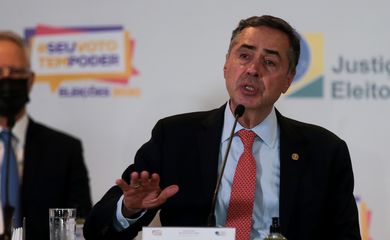 O presidente do Tribunal Superior Eleitoral, ministro Luís Roberto Barroso, participa de entrevista coletiva sobre o segundo turno das eleições municipais 2020