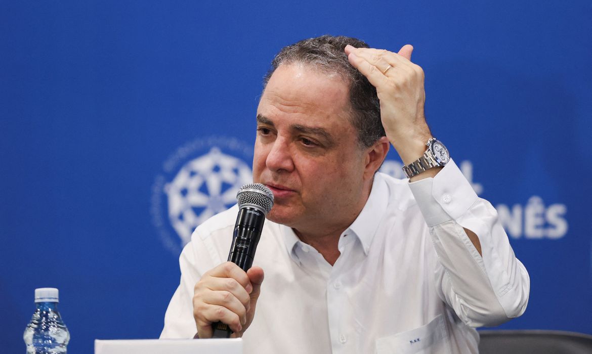 Doctor Roberto Kalil, leader of the medical team that treats Brazil's President Luiz Inacio Lula da Silva, speaks during a press conference, after a surgery at the Sirio-Libanes Hospital, in Sao Paulo, Brazil, December 10, 2024. Reuters/Carla Carniel/Proibida reprodução