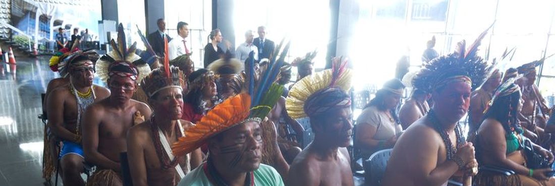 Brasília - Índios Pataxó e Tupinambá, do extremo sul da Bahia, aguardam no Ministério da Justiça audiência com o ministro José Eduardo Cardozo