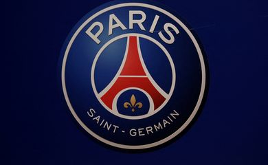 Logo do PSG em parede dentro do estádio Parc des Princes, em Paris, França