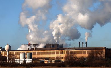 Chaminés de fábrica liberam fumaça em Dunkirk, França
19/01/2023
REUTERS/Yves Herman