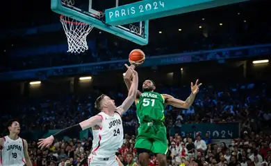 Caboclo da seleção brasileira preste a fazer uma cesta - Brasil vence Japão no último jogo da fase de grupos de Paris 2024 - seleção brasileira masculina - Olimpíada - em 02/08/2024