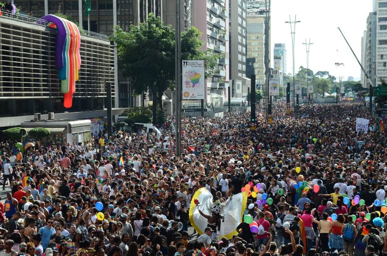 São Paulo - Quase 20 trios elétricos animam o público da 21ª Parada do Orgulho LGBT, na Avenida Paulista (Rovena Rosa/Agência Brasil)