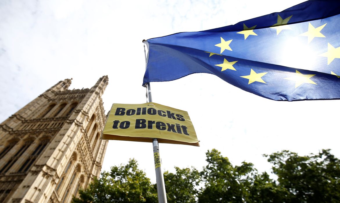 Uma bandeira da União Europeia é mostrada do lado de fora das Casas do Parlamento em Londres, Inglaterra, 28 de agosto de 2019. REUTERS / Henry Nicholls