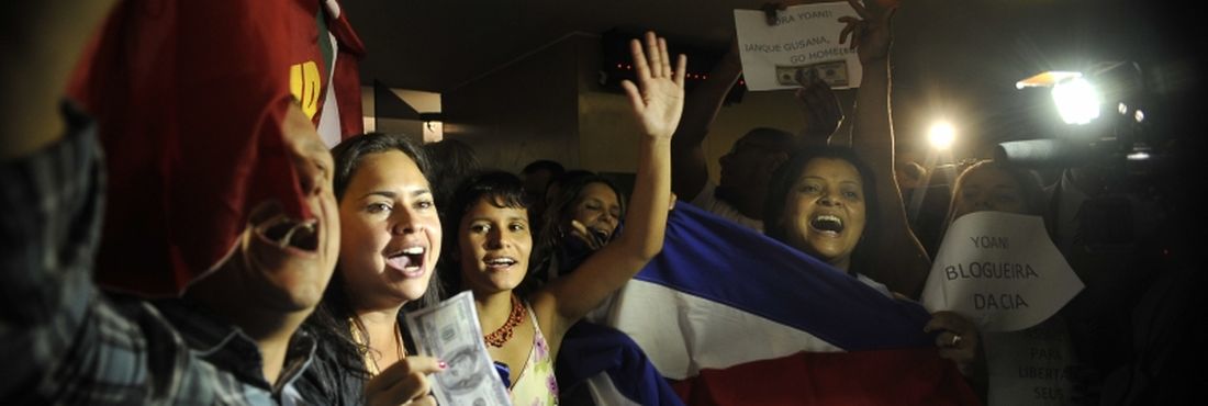 Manifestantes protestam contra a blogueira cubana Yoani Sánchez, que foi à Câmara dos Deputados para exibição do documentário Conexão Cuba-Honduras