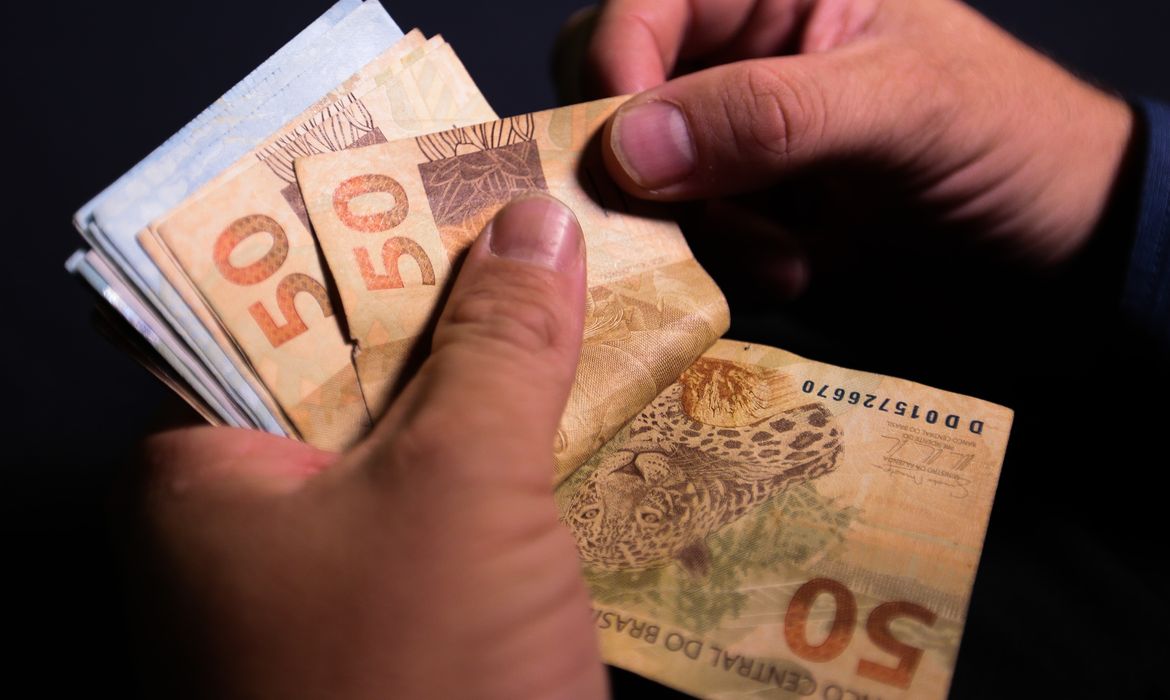 Governo Federal aumenta para R$ 1.088 previsão para mínimo em 2021 
