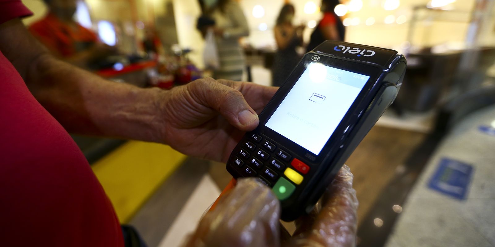 Percentuais de endividados e inadimplentes são os maiores em 12 anos