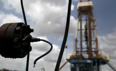 Petróleo na Venezuela
FILE PHOTO: Crude oil drips from a valve at an oil well operated by Venezuela's state oil company PDVSA, in the oil rich Orinoco belt, near Morichal at the state of Monagas April 16, 2015. Picture taken on April 16, 2015. REUTERS/Carlos Garcia Rawlins/File Photo