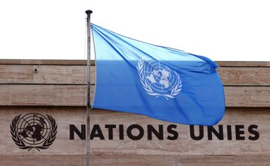Bandeira da ONU hasteada durante evento do Conselho dos Direitos Humanos na sede da organização em Geneva, Suíça
27/02/2023. Foto: REUTERS/Denis Balibouse
