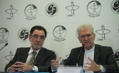 O ministro Patrus Ananias e o secretário geral da CNBB, Dom Leonardo Steiner, durante abertura oficial da Campanha da Fraternidade 2015 nesta Quarta-feira de Cinzas, na CNBB  (Marcelo Camargo/Agência Brasil)