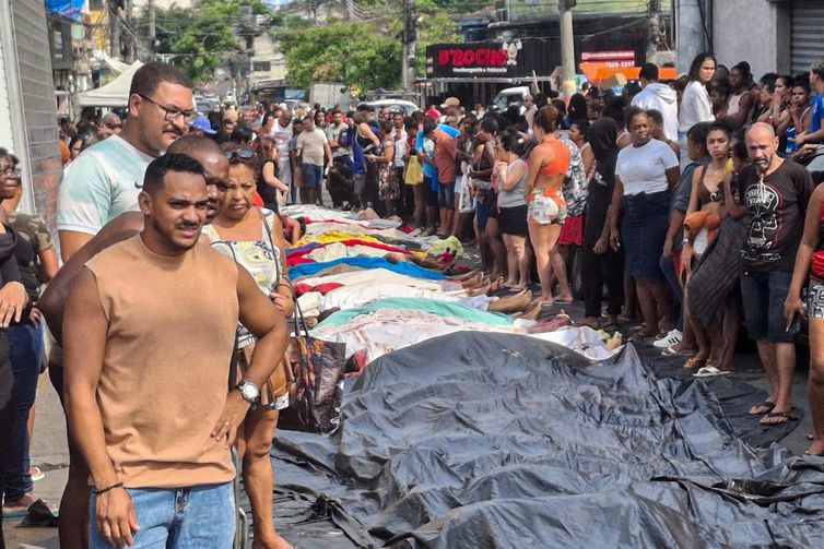 Movimentos sociais no Rio lembram vítimas da Operação Contenção