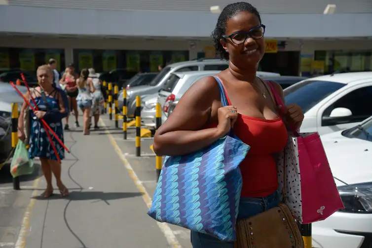  A assistente administrativa Fernanda Barbosa adota sacolas retornáveis com o fim da distribuição gratuita de sacolas plásticas pelos supermercados