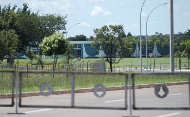 Brasília - Esquema de segurança bloqueia via de acesso aos Palácios do Jaburu e da Alvorada, residências oficiais do vice-presidente Michel Temer e da presidenta Dilma Rousseff (Marcelo Camargo/Agência Brasil)