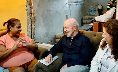 Recife (PE), 14/08/2025 - Presidente da República, Luiz Inácio Lula da Silva, visita familiares antes de cerimônia de anúncio de investimentos do Governo Federal em regularização fundiária e entrega de títulos de propriedade para famílias da comunidade Brasília Teimosa. Foto: Ricardo Stuckert/PR