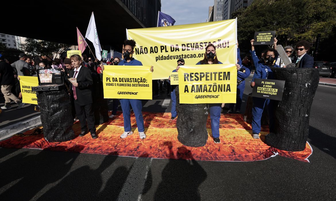São Paulo (SP), 07/06/2025. Ato do Greenpeace no MASP contra o PL 2159. Foto: Paulo Pinto/Agência Brasil