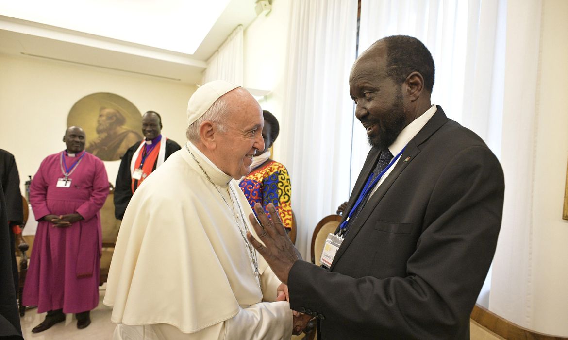 Pope Francis shakes hands with the President of South Sudan Salva Kiir at the end of a two day Spiritual retreat with South Sudan leaders at the Vatican