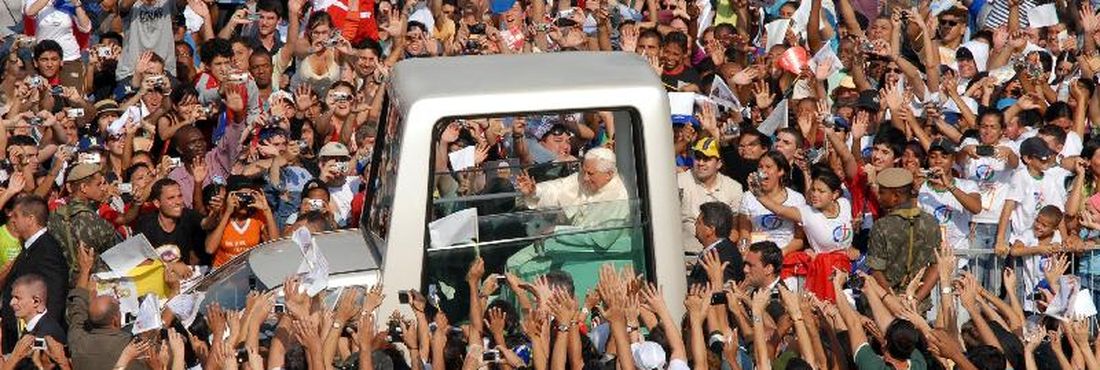 Papa Bento XVI decide baixar os vidros do papamóvel para cumprimentar fiéis na chegada à basílica de Nossa Senhora Aparecida em SP
