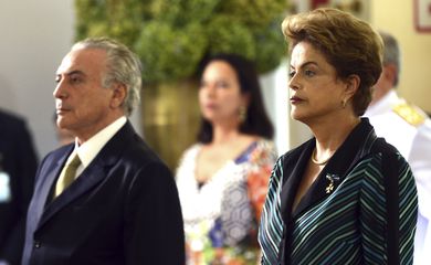 Brasília - A presidenta Dilma Rousseff e o vice-presidente, Michel Temer, participam da solenidade onde recebem os cumprimentos de oficiais-generais no Clube do Exército (Antonio Cruz/Agência Brasil)