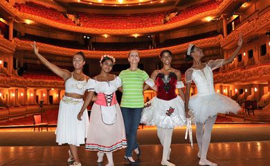 Rio de Janeiro (RJ) - Bailarinas da Cidade de Deus que ganharam bolsas de balé nos EUA, posam para foto no teatro antes de uma apresentaçāo. Foto: Divulgaçāo