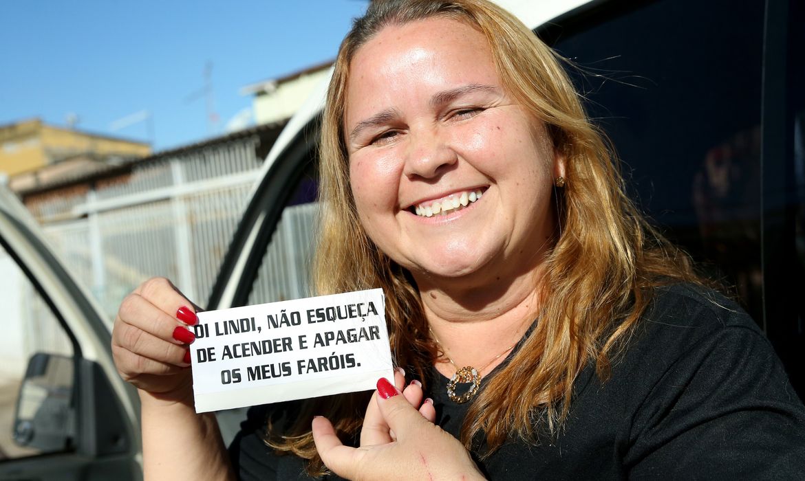 Brasília - Lindi Silva fez adesivos para lembrar de acender e apagar o farol de seu carro. A partir do próximo dia 8 de julho, o uso do farol baixo será obrigatório nas rodovias federais (Wilson Dias/Agência Brasil)