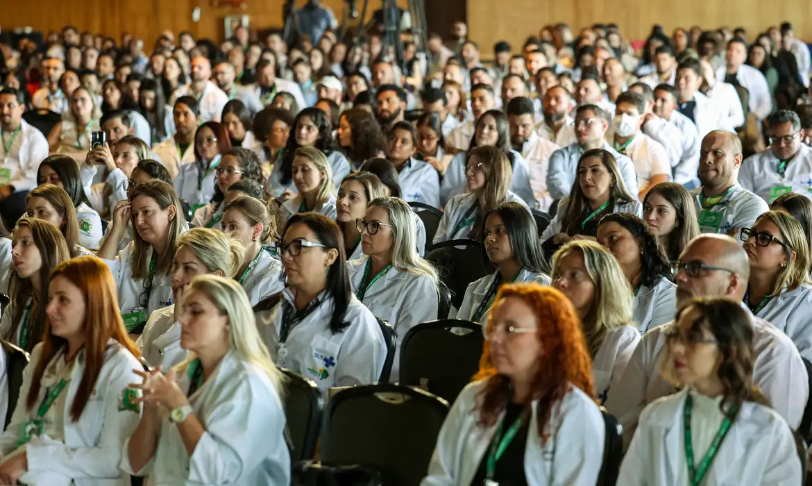 Brasília (DF), 17/03/2025 - Novos médicos durante anuncio do ministro da Saúde, Alexandre Padilha (Fora de quadro), sobre a expansão do programa mais médicos com a oferta de novas vagas no primeiro edital de 2025.
Foto: Marcelo Camargo/Agência Brasil