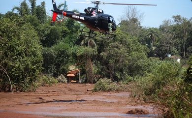 Helicóptero de resgate sobrevoa Rio Paraopeba atingido pelo rompimento de barragem da Vale, em Brumadinho.