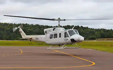 CHUVAS NO RS - Governo não recusa ajuda do Uruguai. - Helicóptero da Força Aérea do Uruguai empresado ao Brasil para ajudar nas operações de socorro no Rio Grande do Sul - Foto: FAU/Divulgação