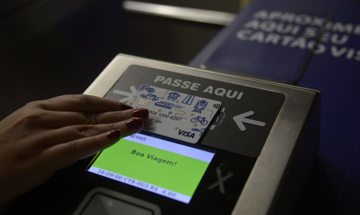  Metrô Rio lança serviço de pagamento da tarifa por tecnologia de aproximação, com cartões, celulares e outros dispositivos, diretamente nas catracas de embarque das estações.