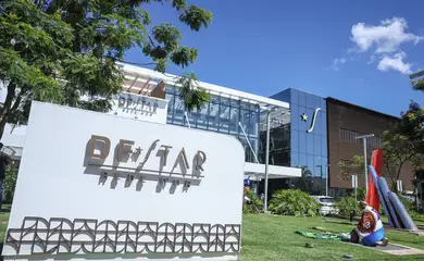 Brasília (DF), 24/12/2025 - Um apoiador do ex-presidente Jair Bolsonaro faz oração na frente do Hospital DF Star, onde será realizado uma cirurgia de hérnia inguinal e tratar de um soluço persistente. Hoje (24), Bolsonaro fará exames pré-operatórios. O procedimento cirúrgico será realizado amanhã (25). A internação deve durar de cinco a sete dias, segundo os advogados do ex-presidente.
Foto: Marcelo Camargo/Agência Brasil