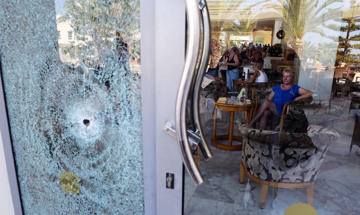 Porta de vidro atingida por bala no Imperial Marhaba Hotel, alvo de atentado na Tunísia (Agência Lusa/Direitos Reservados)