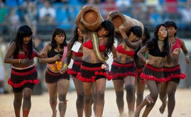 Palmas - Índias da etnia Gavião apresentam a corrida de tora no quinto dia de competições nos  Jogos Mundiais dos Povos Indígenas ( Marcelo Camargo/Agência Brasil)