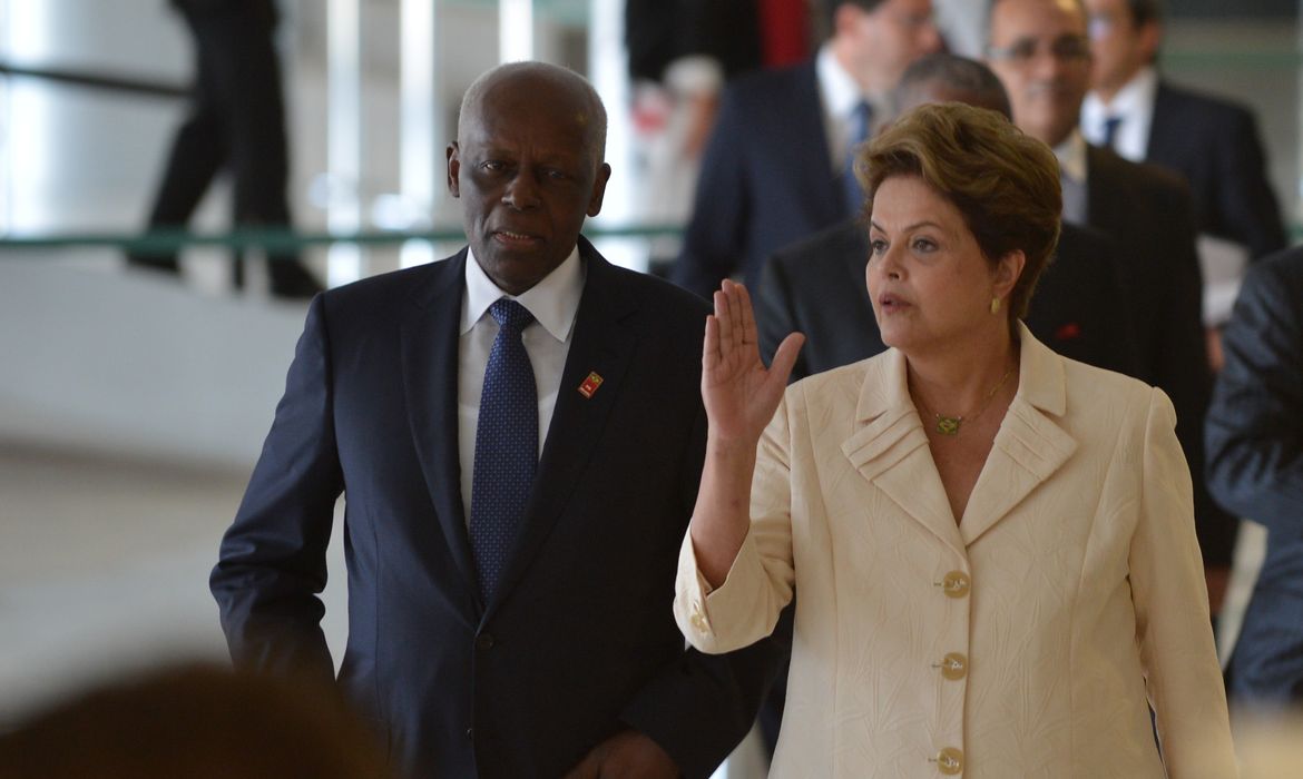  A presidenta Dilma Rousseff durante encontro com o presidente de Angola, José Eduardo dos Santos, no Palácio do Planalto (Fabio Rodrigues Pozzebom/Agência Brasil)