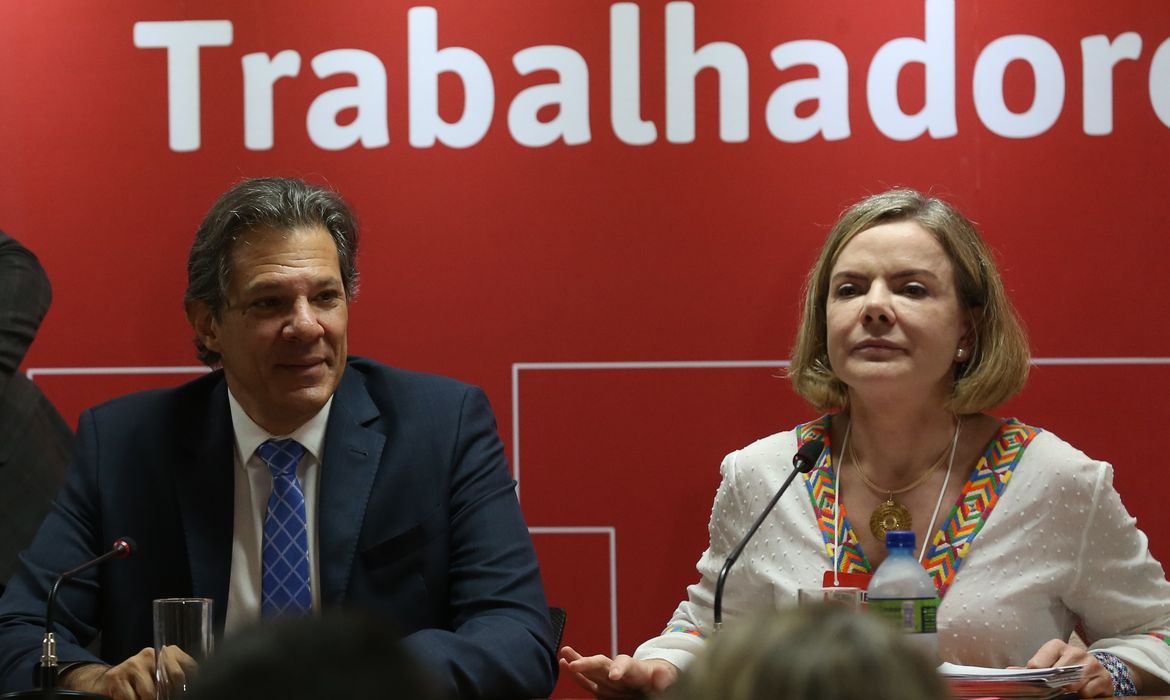 Brasilia (DF), 13/02/2023 Ministro da Fazenda, Fernando Haddad, participa de reunião do Diretório Nacional do PT, ao lado da presidente do partido dos trabalhadores, Gleisi Hoffmann