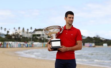 Novak Djokokic posa com troféu do Aberto da Austrália 2021