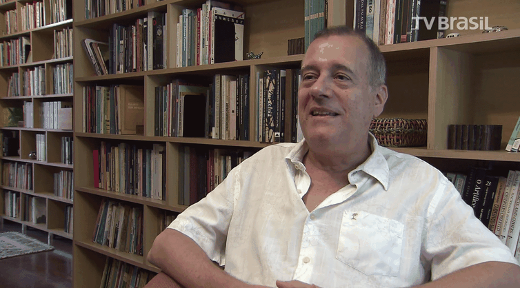 Poeta e professor Paulo Henriques Britto no Trilha de Letras
