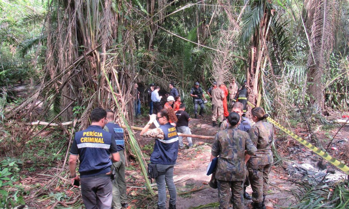 Manaus - Seis pessoas morreram após a queda de um avião de pequeno porte modelo Embraer 721 D, na reserva ambiental do Mindu (Tenente João Filho/Corpo de Bombeiros de Manaus)