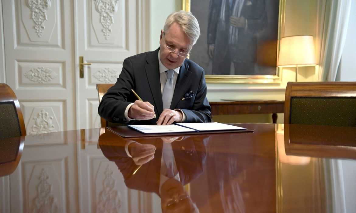 Ministro das Relações Exteriores da Finlândia, Pekka Haavisto, assina petição de adesão do país à Otan em Helsinque