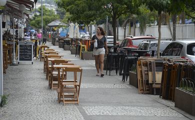 Bares e restaurantes de Botafogo ficam vazios na hora do almoço, no Rio de Janeiro.