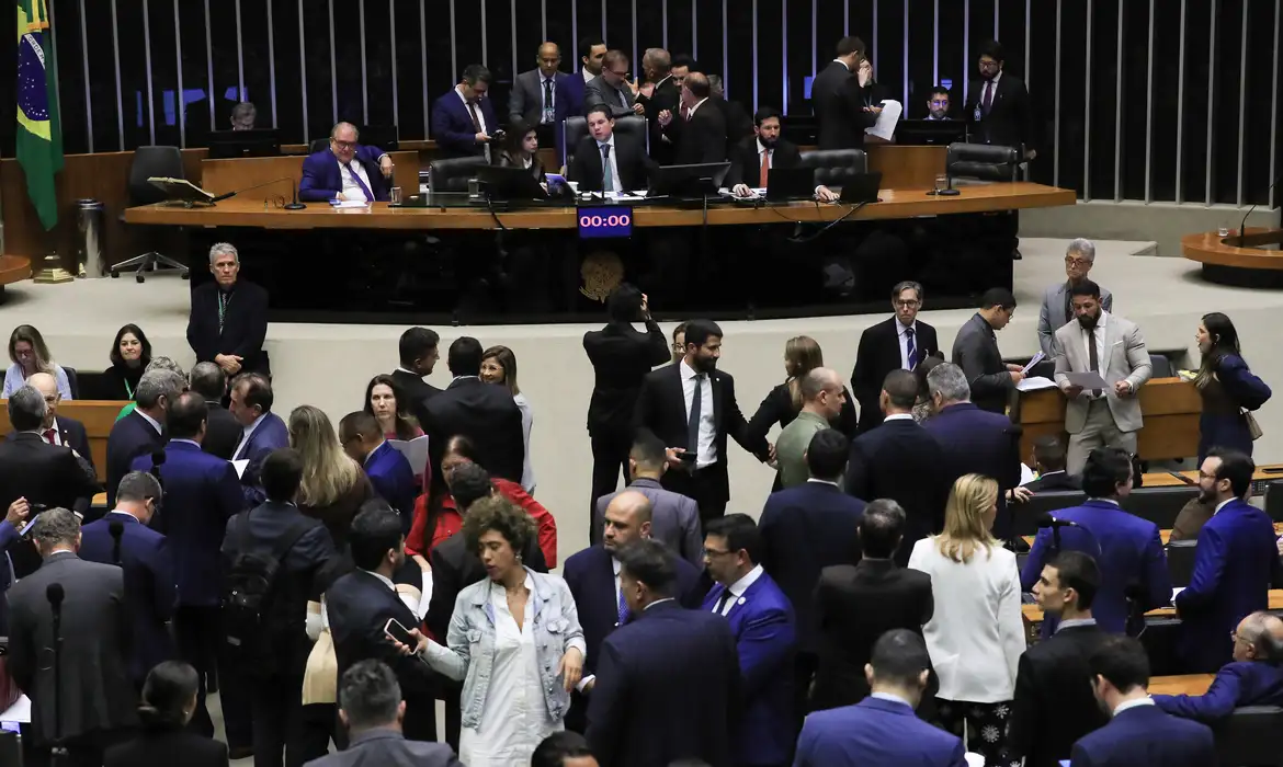 Brasília - 21/10/2025 -Câmara aprova urgência para projeto que impede cobrança por bagagem de mão em voos. Foto: Lula Marques/ Agência Brasil.
